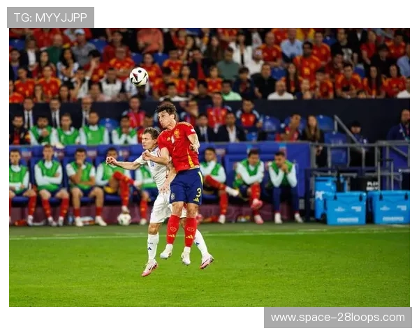 热刺vs布伦特福德雨中激战，球迷雨衣成看台彩虹风景线
